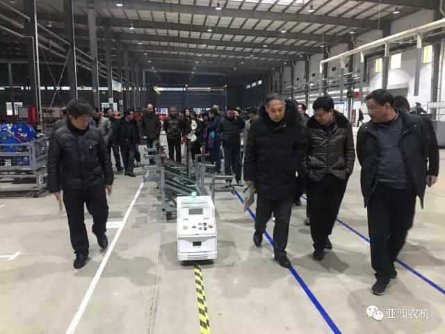 各級領(lǐng)導(dǎo)觀摩總裝配線的AGV智能搬運車 各級領(lǐng)導(dǎo)觀摩總裝配線的AGV智能搬運車